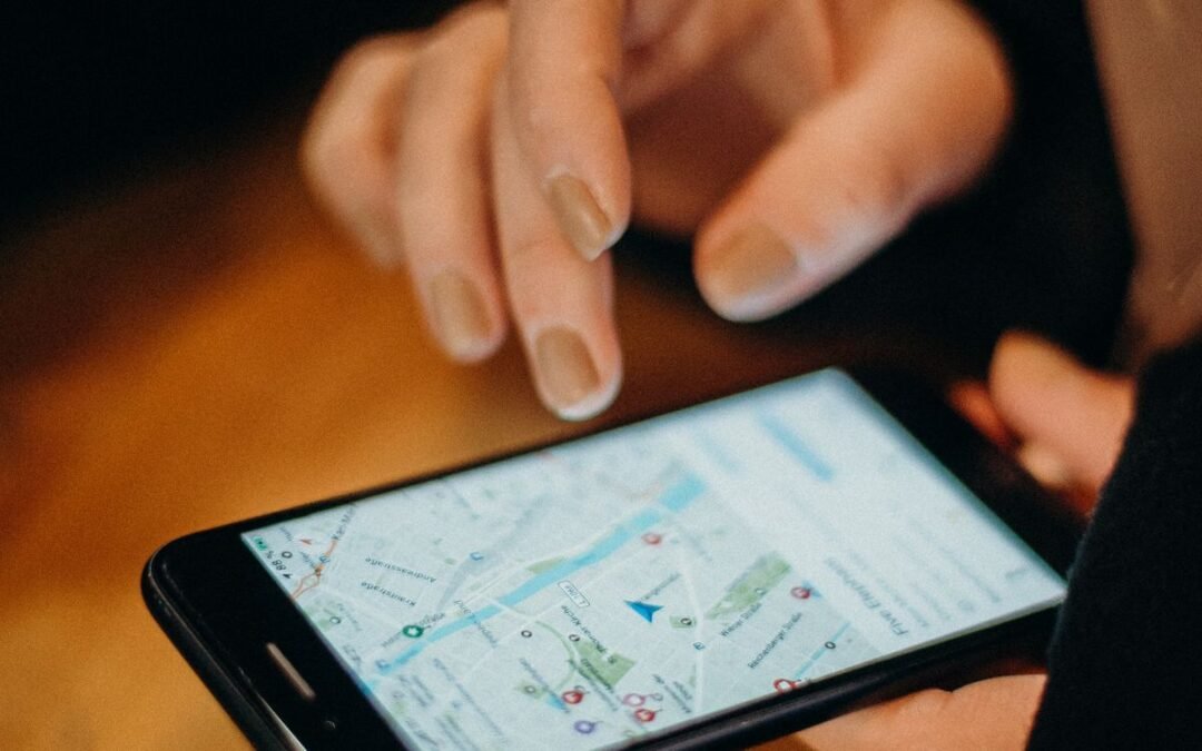 Main utilisant Google Maps sur un smartphone