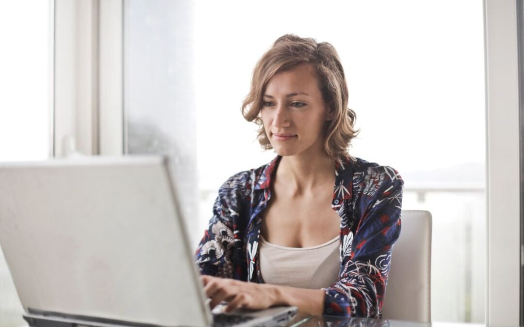 Personne rédigeant une réponse sur son ordinateur portable