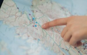 Doigt pointant un lieu sur une carte