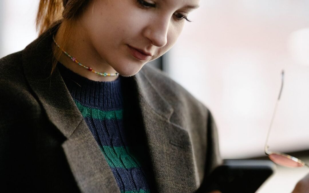 Personne consultant son smartphone