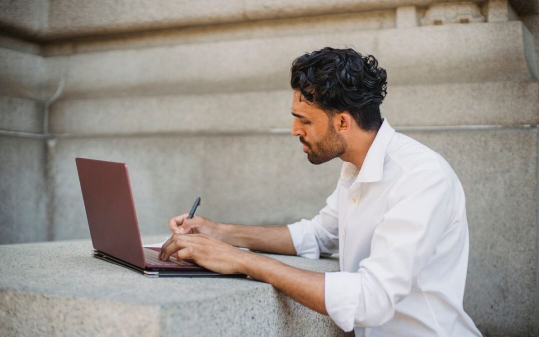 Personne travaillant sur un ordinateur portable
