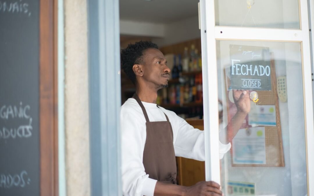 Commerçant devant sa boutique
